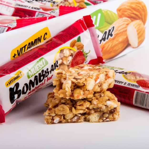 Bombbar Strawberry-almond muesli bar 45 g bilde Bombbar Strawberry-almond muesli bar 45 g fotogrāfija